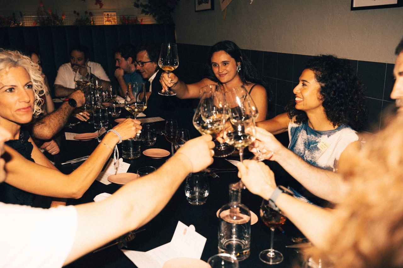 Clientes brindando