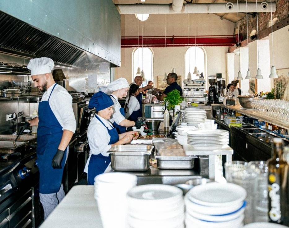 equipo de trabajo en pleno servicio de comidas