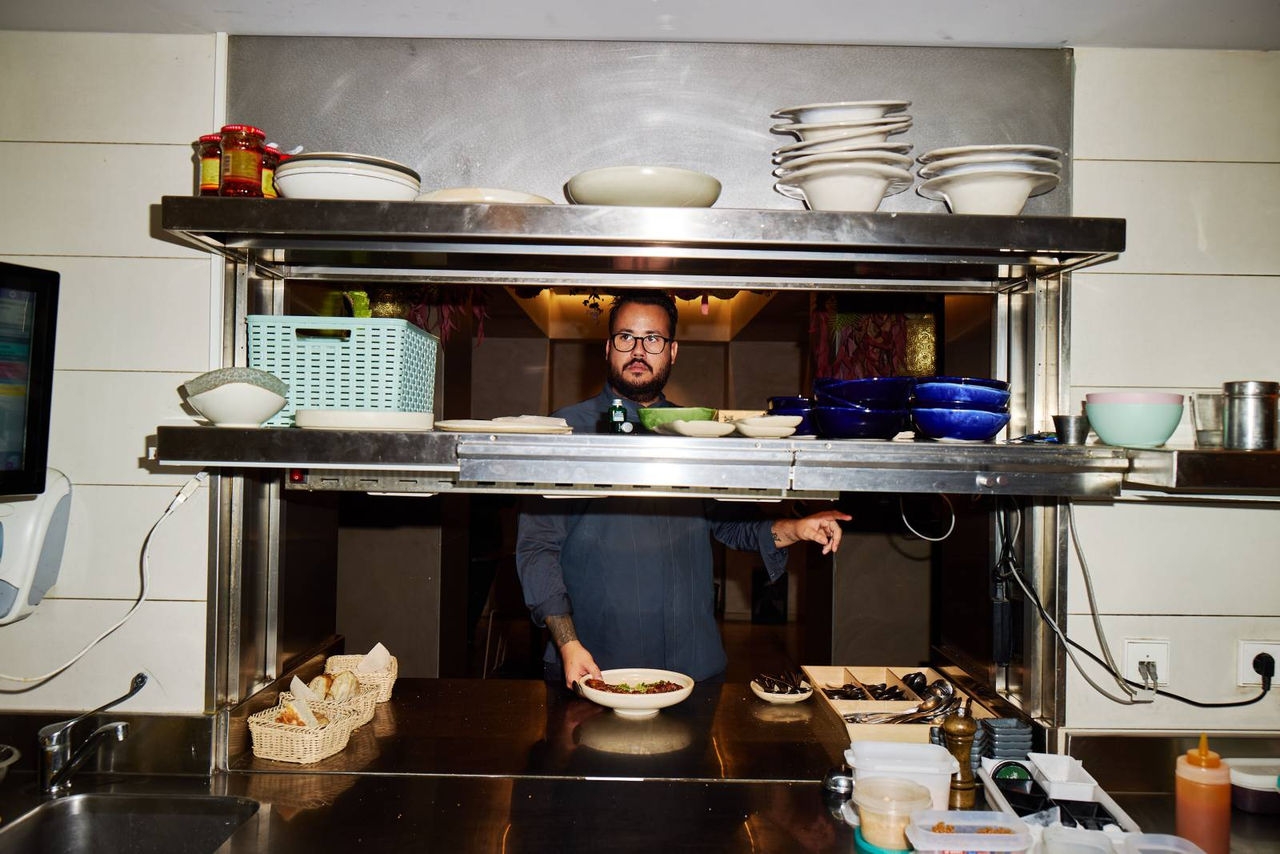 Personal de un restaurante repasando el menú