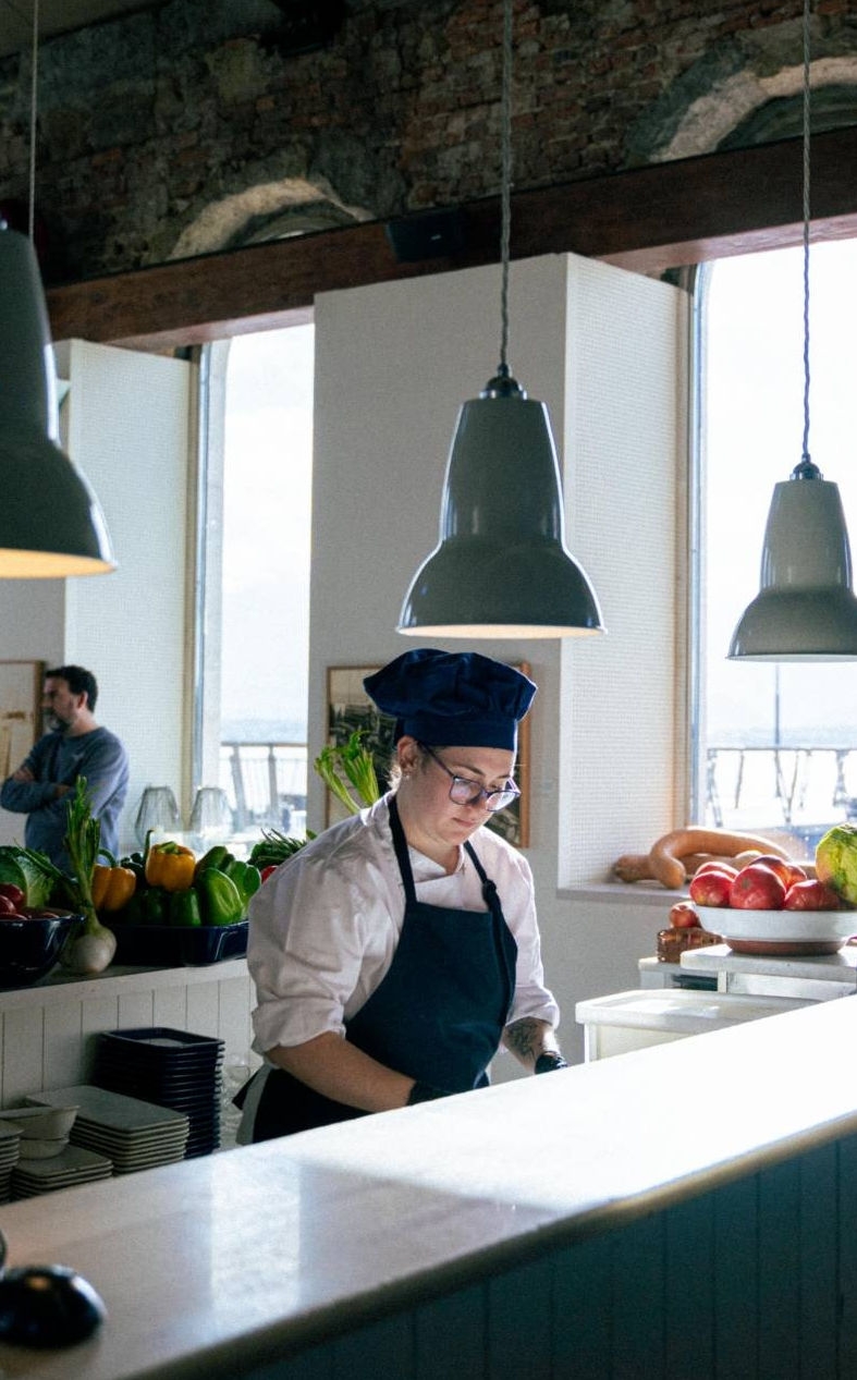 cocinera preparando los platos durante un servicio de comidas