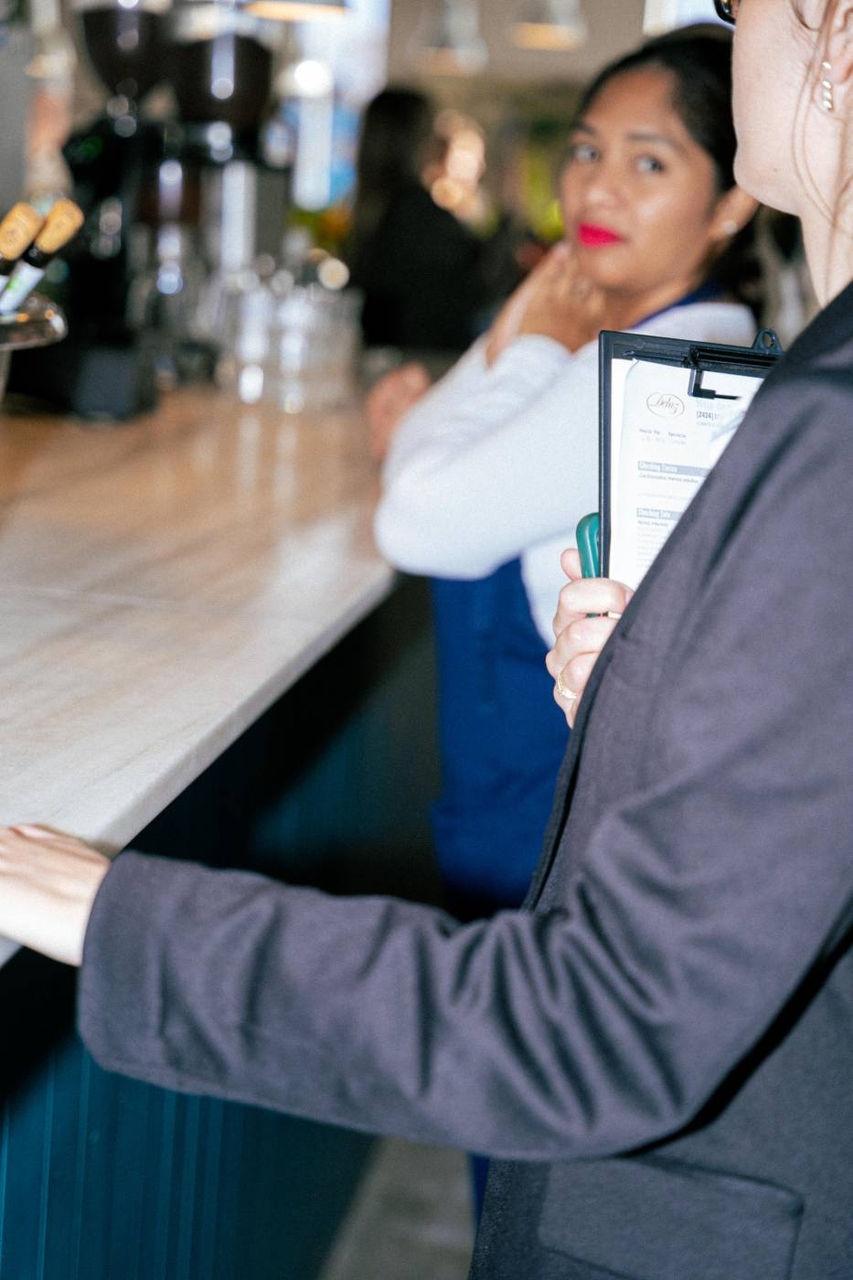 Camarera atendiendo comensales