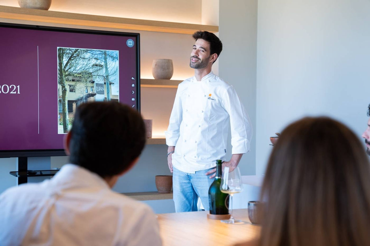 Dueño del restaurante dando una charla a sus empleados previa al servicio