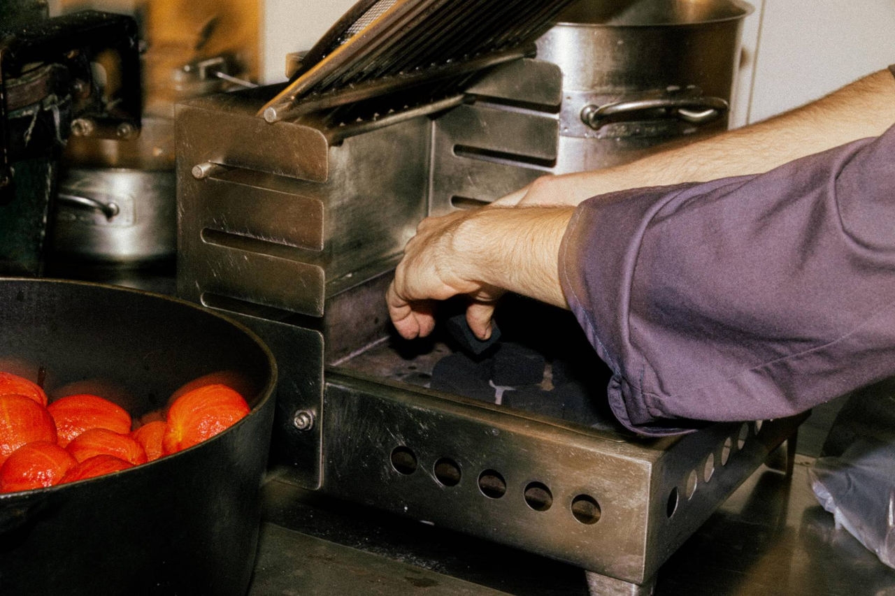 persona cocinando en bonamb
