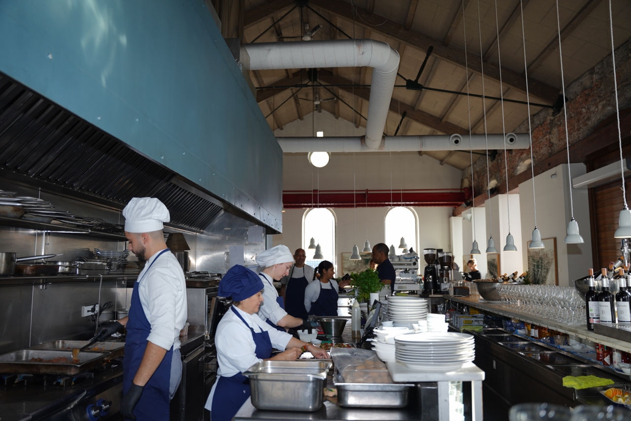 Cocineros durante el servicio