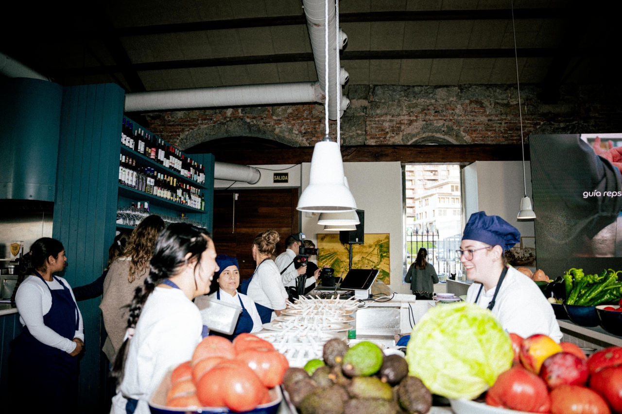 Cocineros, camareros y demás trabajadores durante un servicio en el restaurante