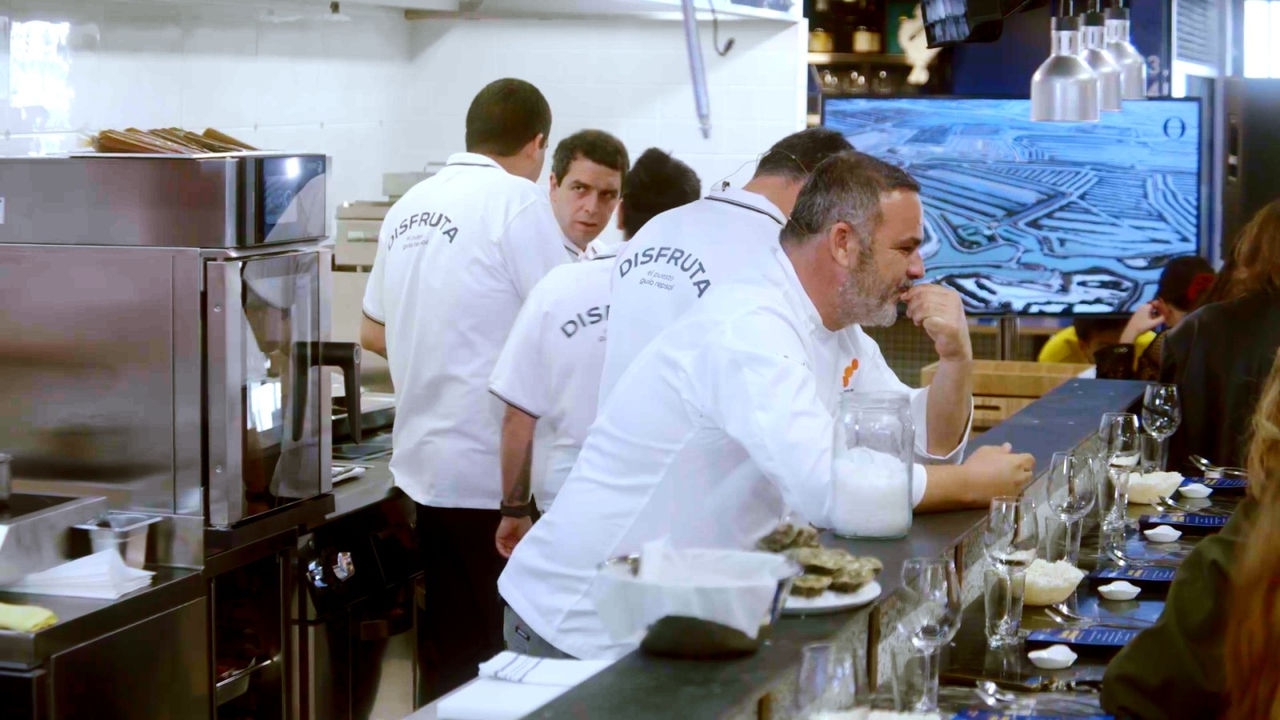 angel leon durante el servicio de comidas