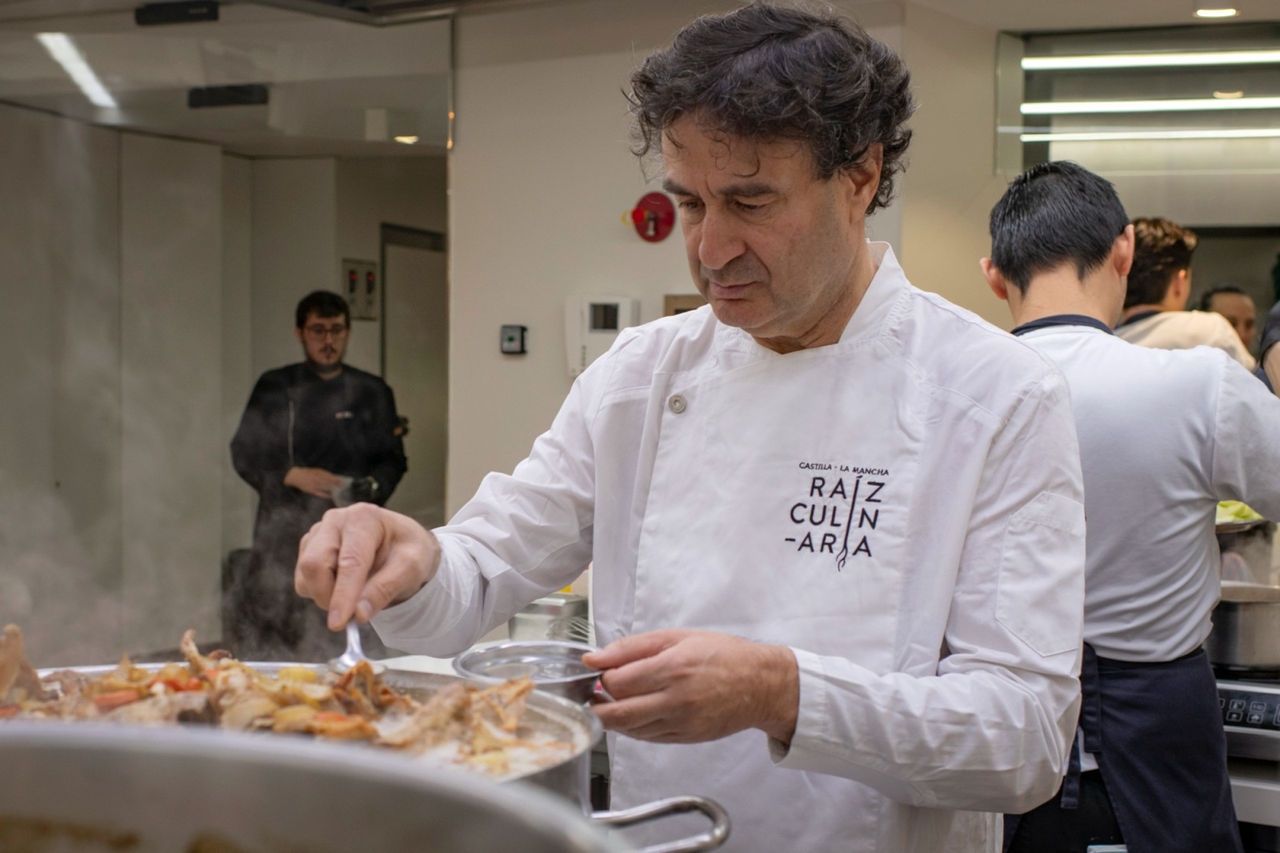 Pepe en medio de la elaboración de uno de sus platos