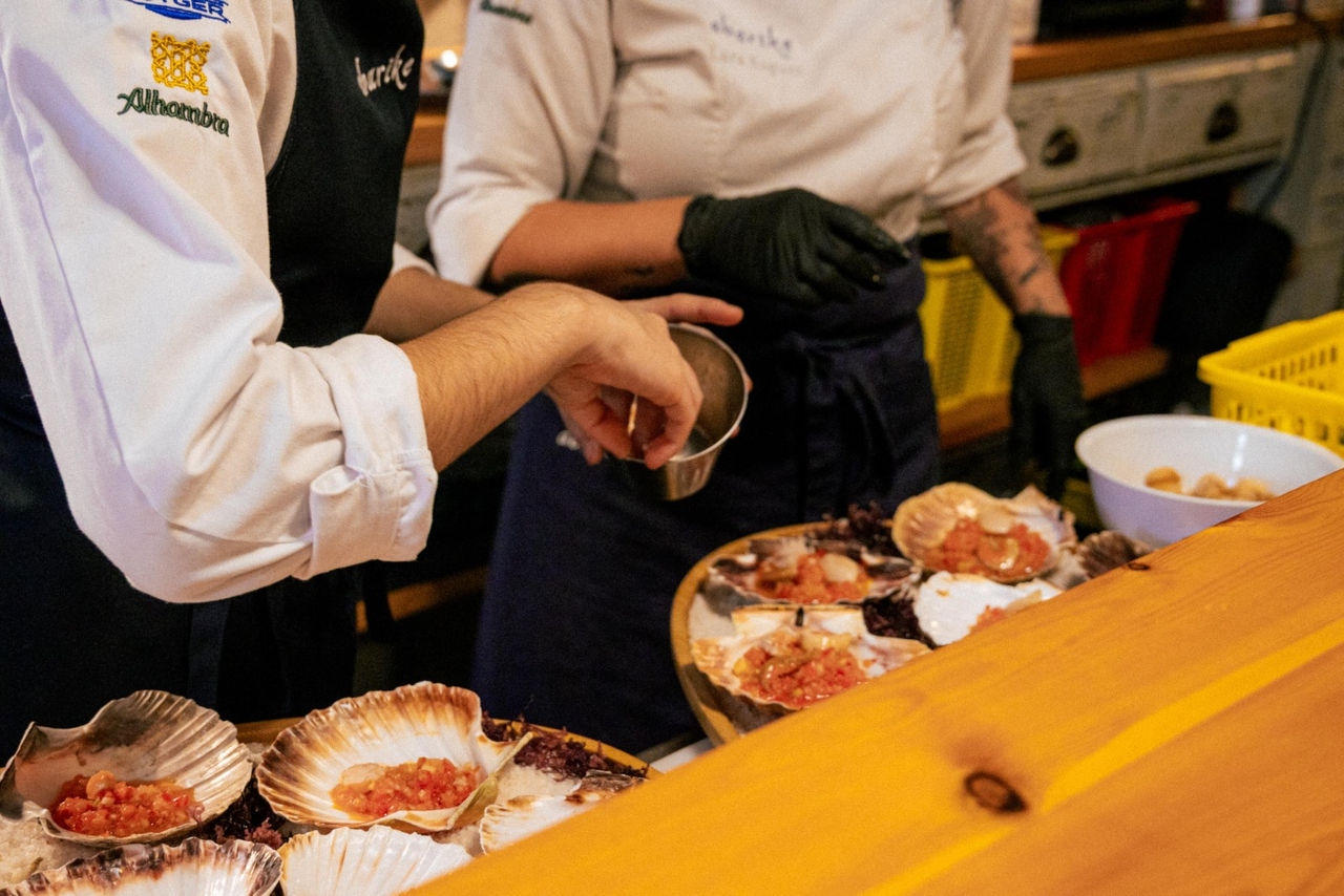cocineros manipulando las preparaciones previas a ser servidas