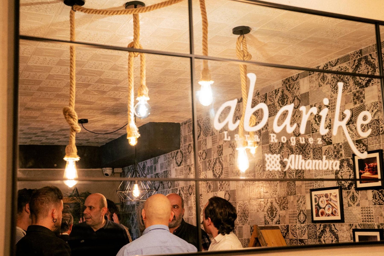 gente conversando durante el encuentro de Abarike