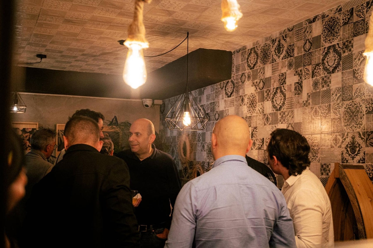 gente conversando durante el encuentro de Abarike