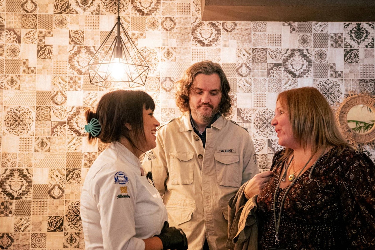 miembro del equipo de Abarike hablando con los clientes durante el evento