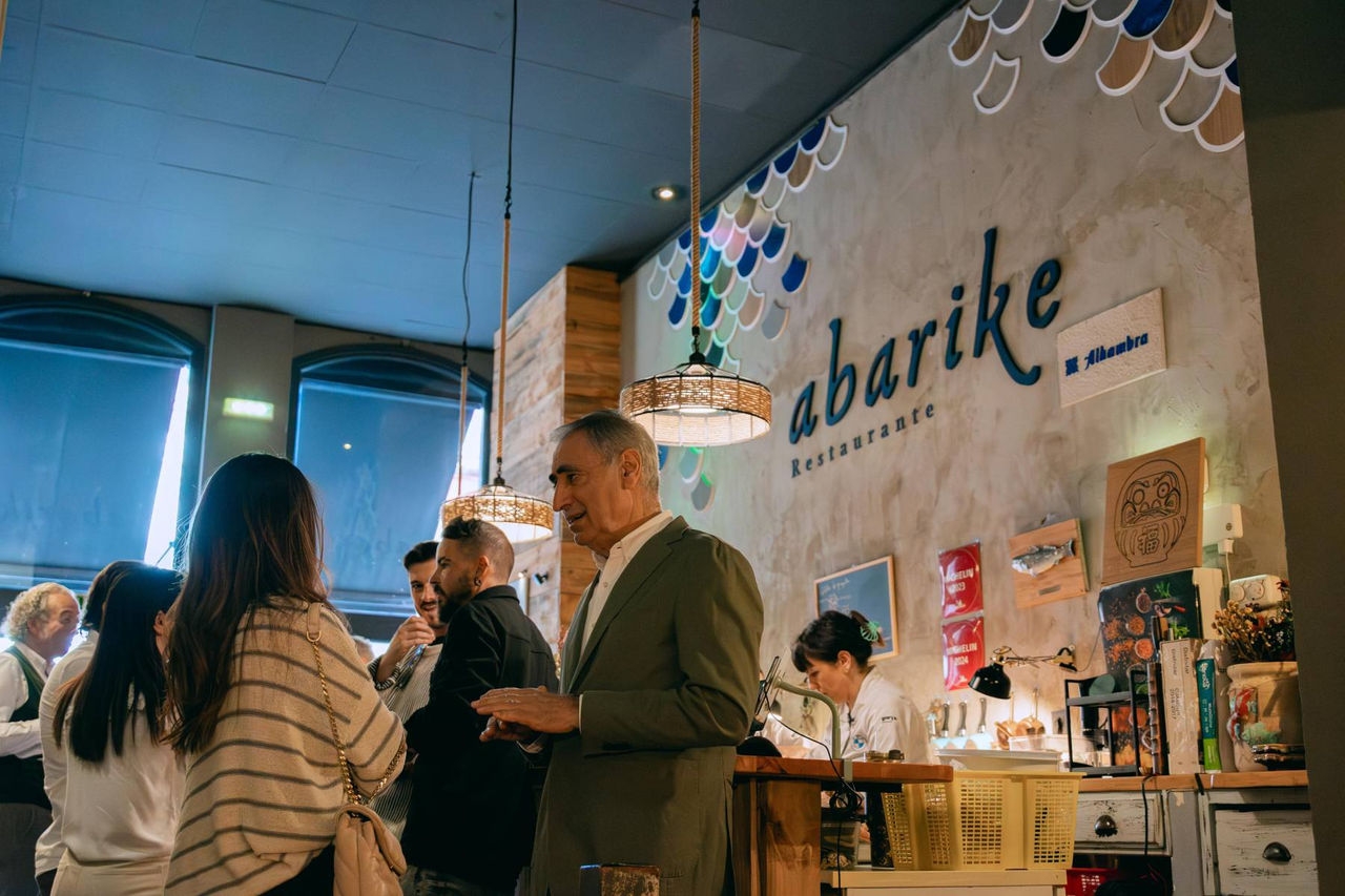 gente conversando durante el encuentro de Abarike