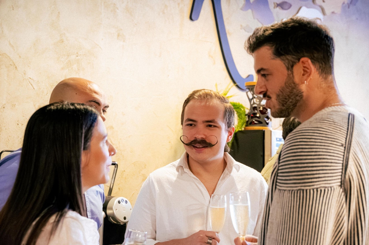 gente conversando durante el encuentro de Abarike