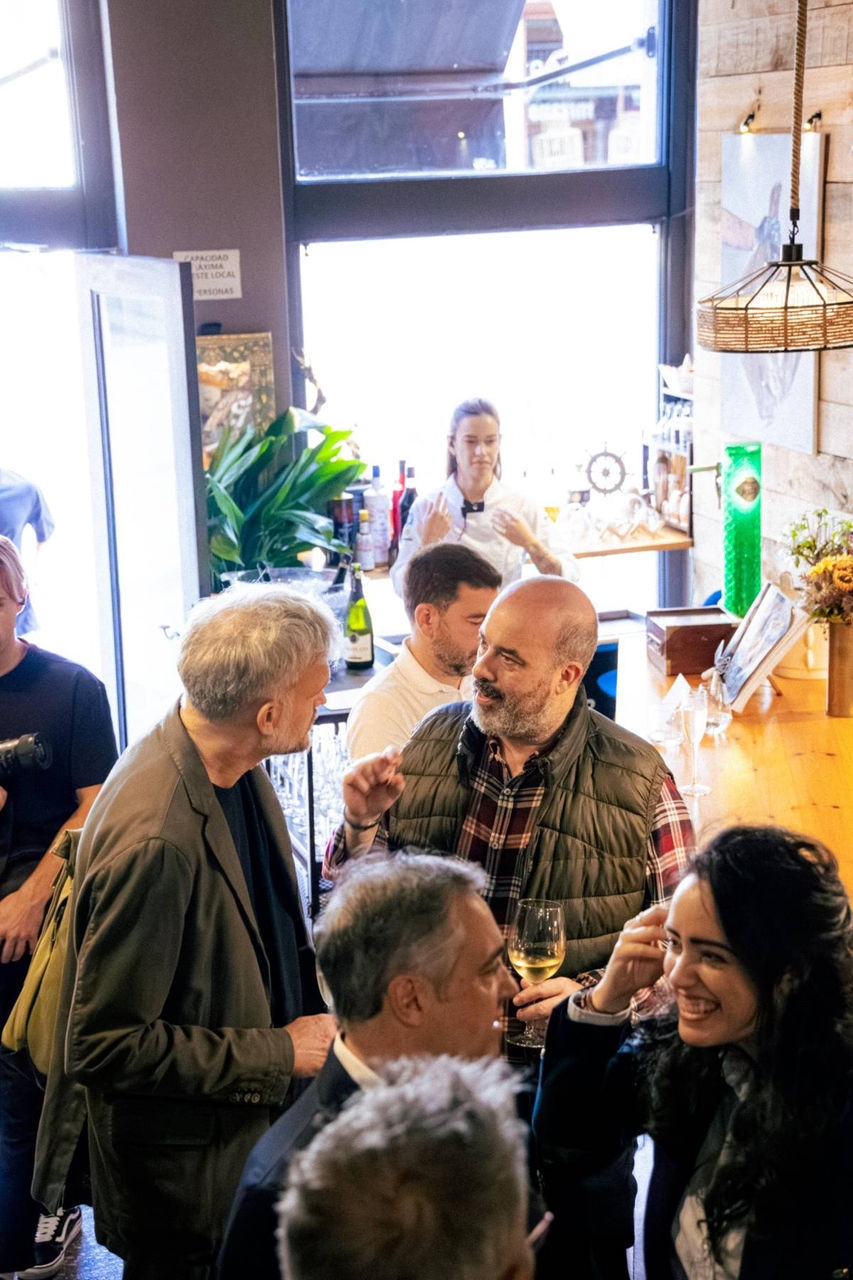 gente conversando durante el encuentro de Abarike