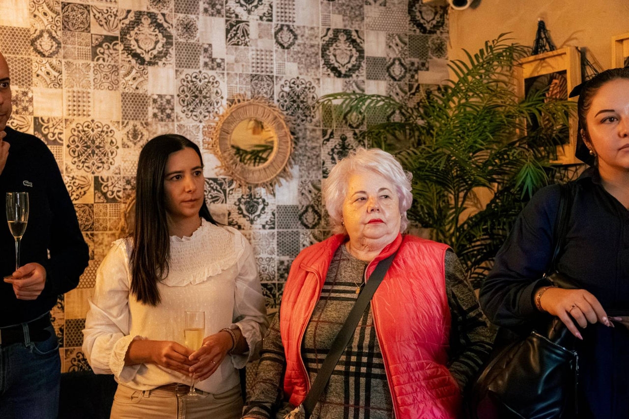 gente conversando durante el encuentro de Abarike